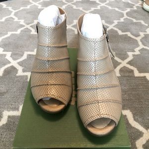 Earth brand peep toe ankle bootie